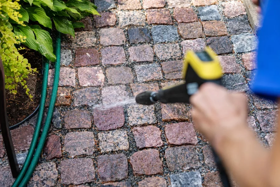 Jak vyčistit dlažební kostky po zimě? V kuchyni máte dvě ingredience, které potřebujete