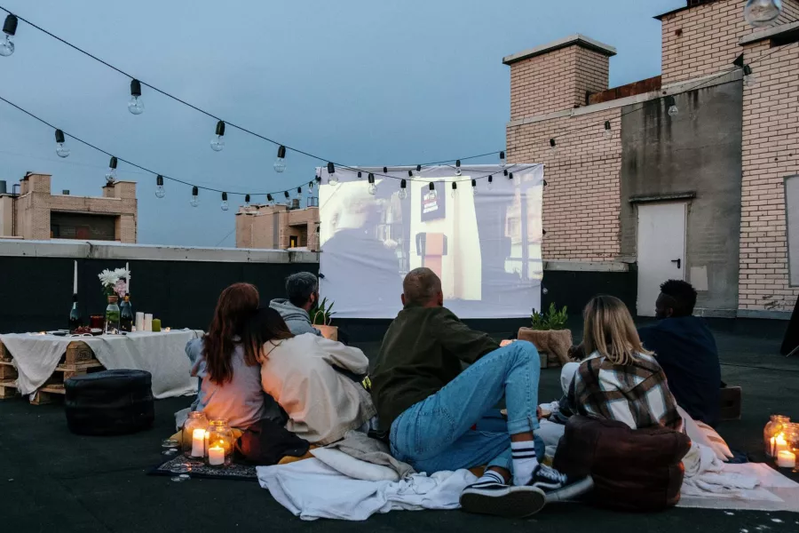 Kino na vrtu. Kako urediti filmsko projekcijo na vrtu ali terasi?