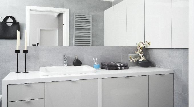 Gri renkte modern bir banyo. Soğuk bir iklimde banyo tasarımı