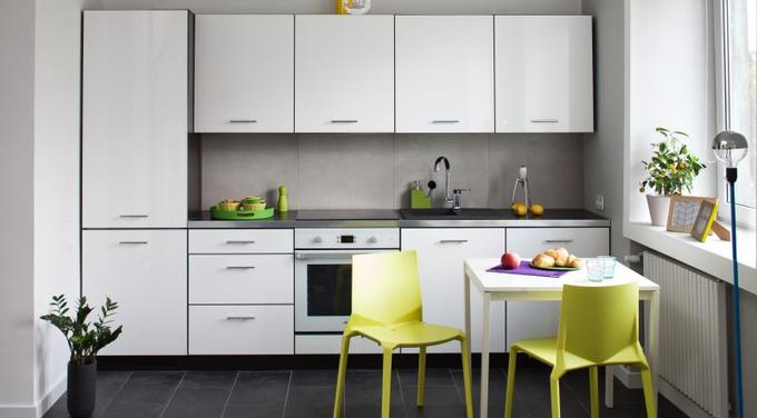 WHITE KITCHEN: moderní malá kuchyňka ve studiu. Obrázky