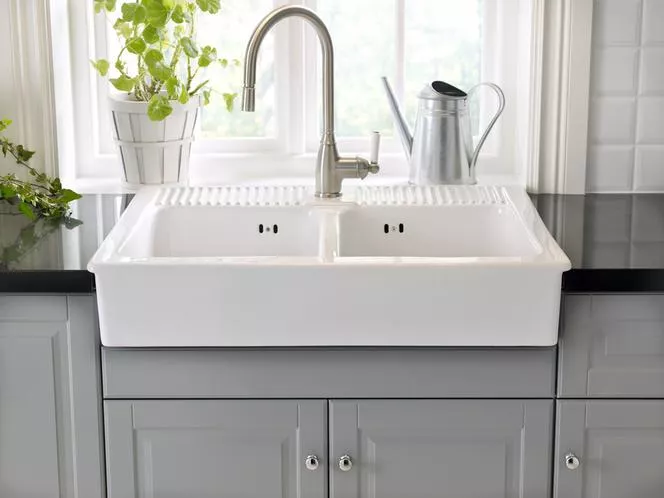 Önü görünür bir lavabo. Önlüklü lavabo nasıl bir mutfağa sığar ve avantajları nelerdir?