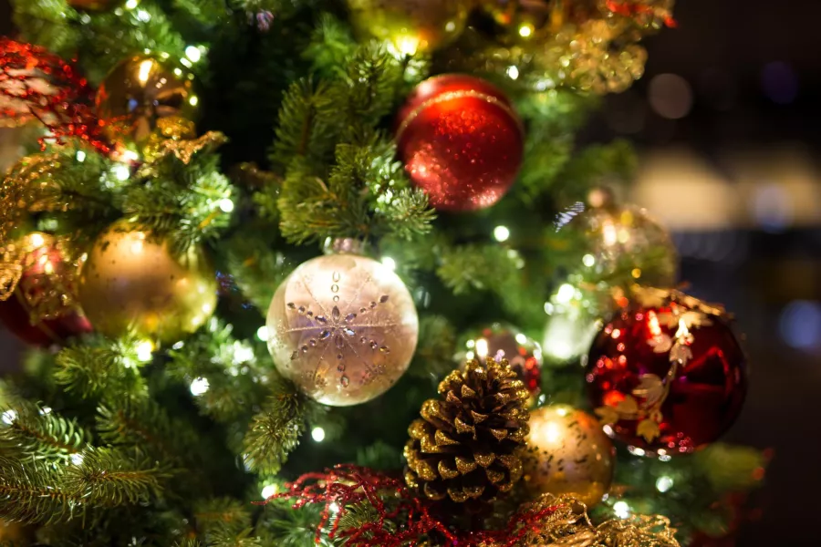Onları Noel ağacına asıyorsun ve ne anlama geldiklerini bile bilmiyorsun. Noel süslerinin ne "dediğini" açıklıyoruz.