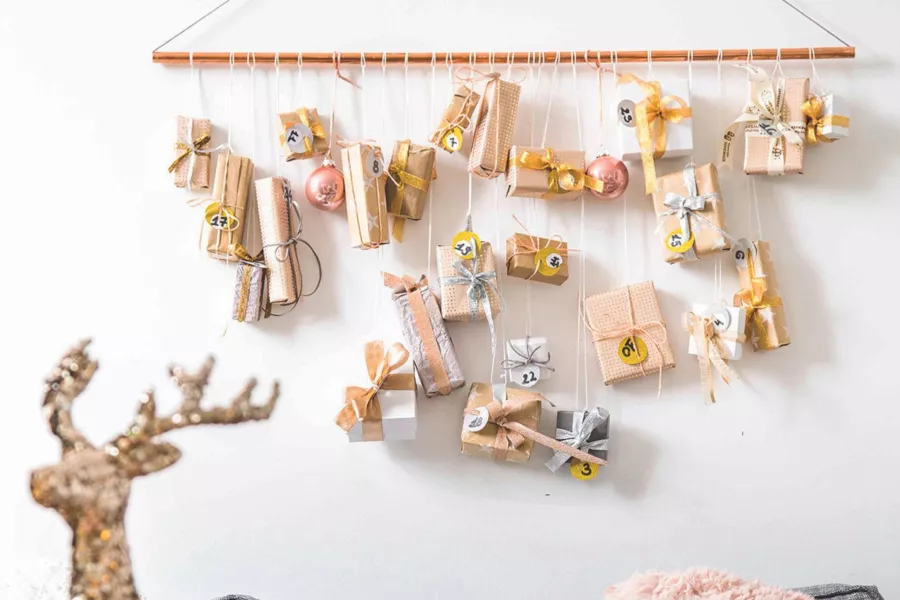 Bu takvimde istediğiniz her şeyi gizleyebilirsiniz. En basit DIY Noel takvimi patenti