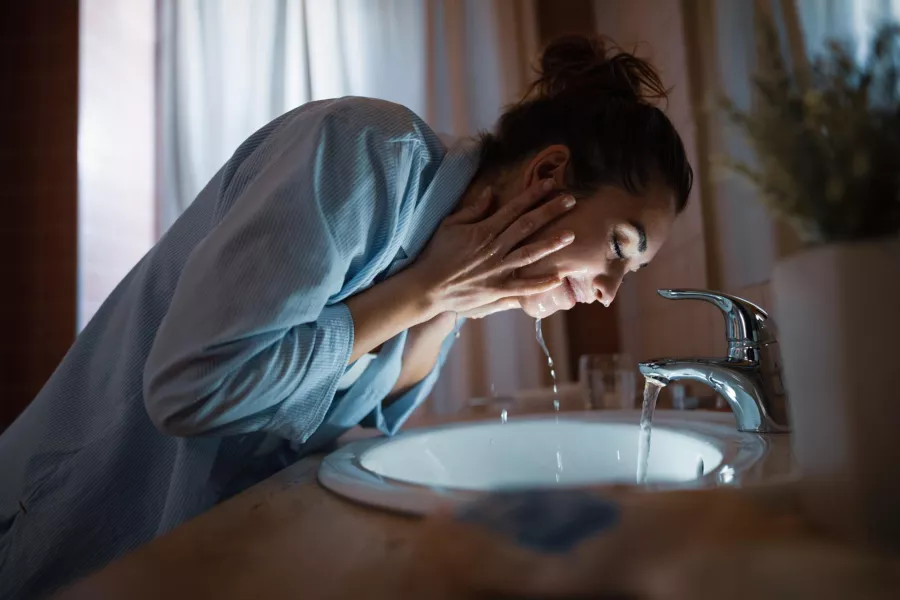 Sert su cilde, bitkilere ve ev aletlerine zarar verir. 3 etkili numara sorunu çözecek