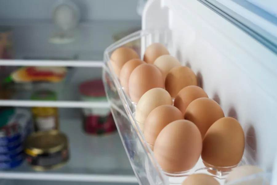 Yumurtaları buzdolabında nerede saklamalı? Uzmanlar uyarıyor: 'Kapılar iyi bir fikir değil'